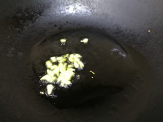 蟹味菇炒秋黄瓜,热锅倒入适量油，油微热放入蒜末，小火炒香。