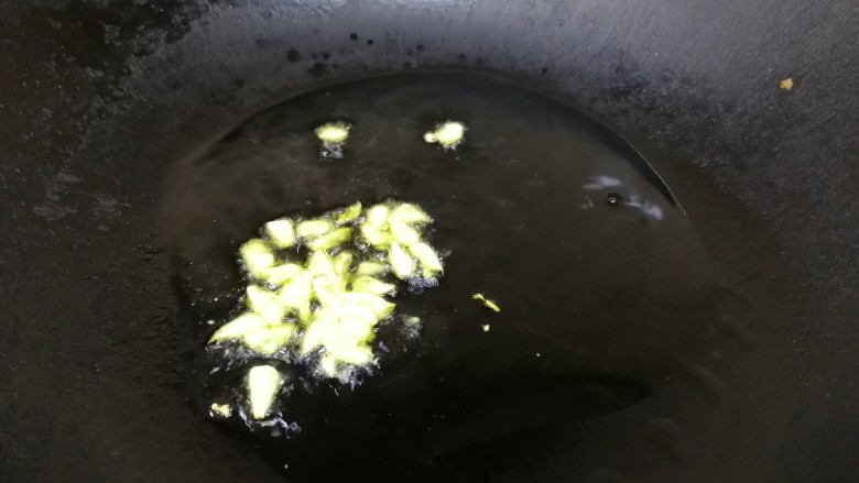 蟹味菇炒秋黄瓜,热锅倒入适量油，油微热放入蒜末，小火炒香。