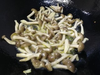 蟹味菇炒秋黄瓜,急火翻炒均匀，把蟹味菇的香味炒出来。