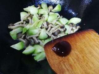 蟹味菇炒秋黄瓜,放入一勺蚝油提鲜，急火翻炒均匀。