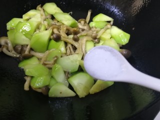 蟹味菇炒秋黄瓜,一小勺盐增味。