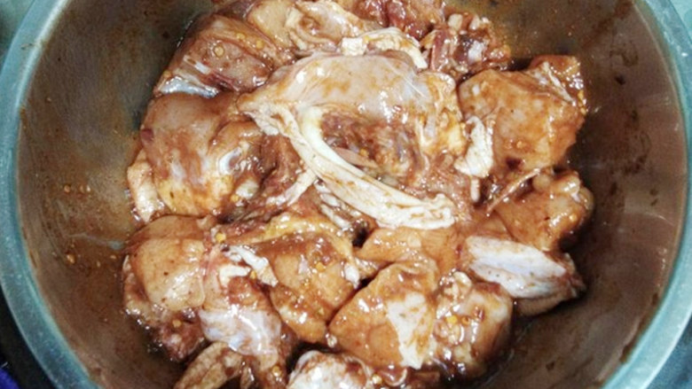 重庆鸡公煲炖土豆,倒入鸡块抓匀，加盖入冰箱腌制一晚入味