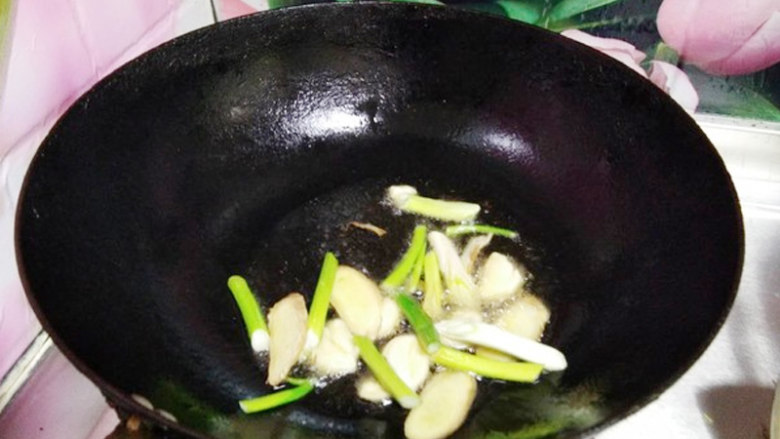 重庆鸡公煲炖土豆,倒入鸡块、料酒炒匀至变色