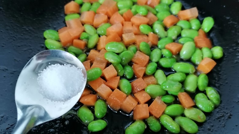 胡萝卜炒虾仁,加入适量盐调味