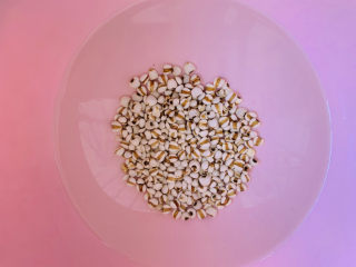 红豆薏米糊,清水浸泡薏米2小时