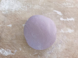 紫薯小馒头,发酵好后取出加适量面粉，把它揉光滑