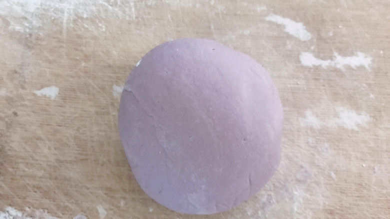紫薯小馒头,发酵好后取出加适量面粉，把它揉光滑