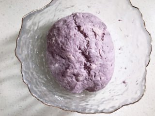 紫薯小馒头,盖上保鲜膜发酵40分钟左右。