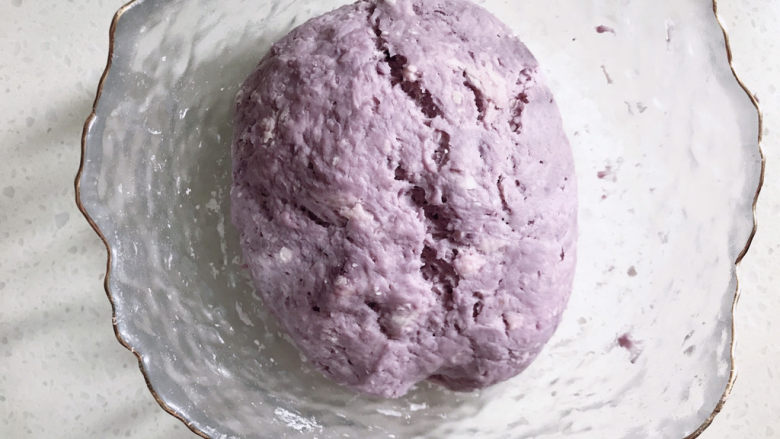 紫薯小馒头,盖上保鲜膜发酵40分钟左右。