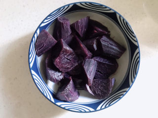 紫薯小馒头,上锅蒸至筷子能够轻松戳穿。