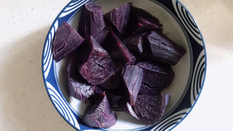 紫薯小馒头,上锅蒸至筷子能够轻松戳穿。