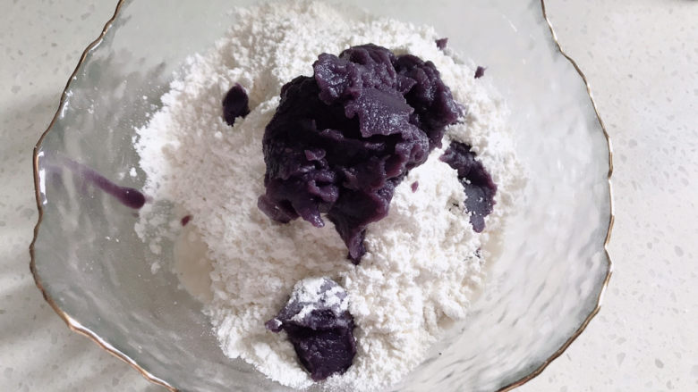 紫薯小馒头,把紫薯泥加入面粉中。