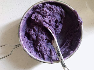 紫薯小馒头,如果紫薯比较多纤维最好过一下筛。