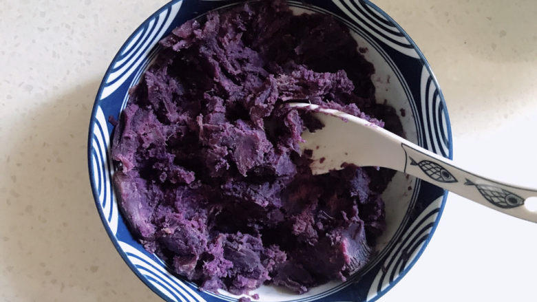 紫薯小馒头,趁热捣成泥。