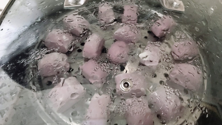 紫薯小馒头,我一般会在锅里倒点热水，放入面团，再发酵半个小时左右。蒸15分钟就可以了。