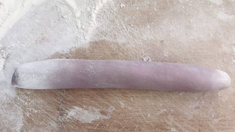 紫薯小馒头,再搓成长条。