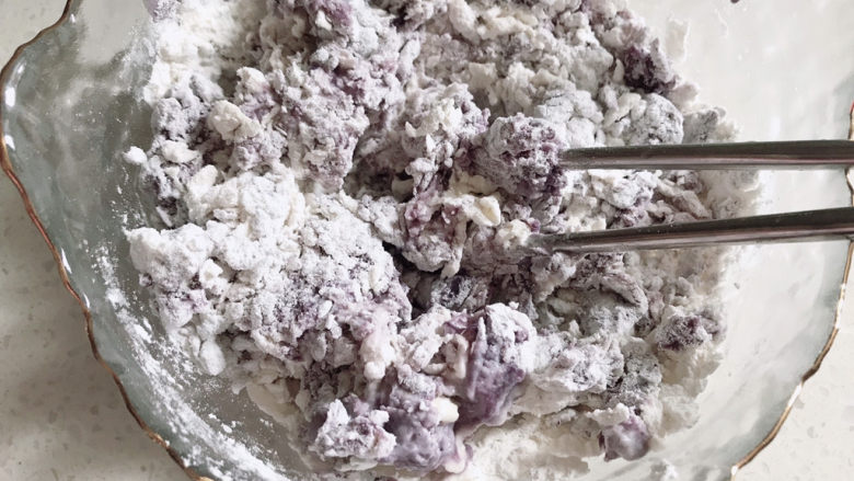 紫薯小馒头,先用筷子拌成絮状。