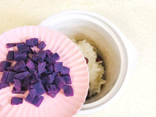 紫薯银耳粥,继续加入紫薯