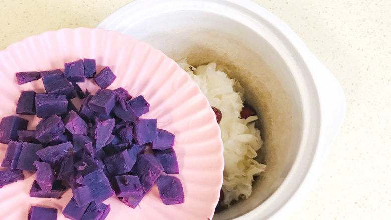 紫薯银耳粥,继续加入紫薯