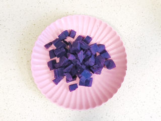 紫薯银耳粥,紫薯去皮，切成小块