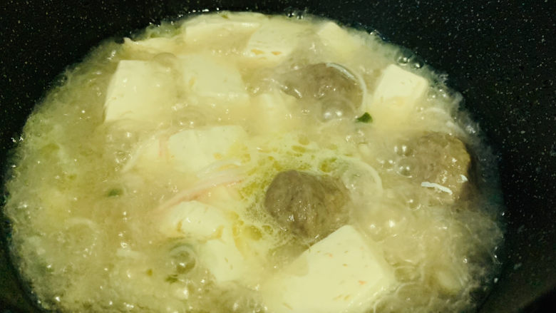 金针菇豆腐汤,搅拌均匀，再煮开一会，就可以起锅