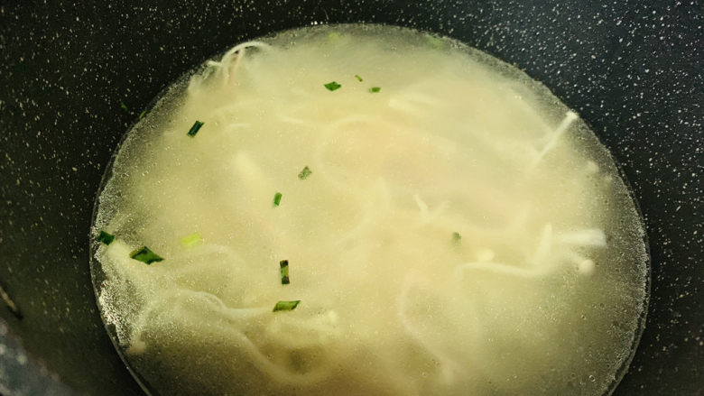 金针菇豆腐汤,加入适量清水