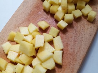 仙桃雪媚娘,桃子切成四方形的小丁，块大煮的时候不容易进味