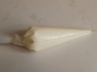 仙桃雪媚娘,打好的淡奶油装入裱花袋中，这步不能省略，挤奶油的时候更容易。