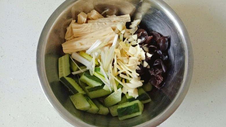 黄瓜拌腐竹,加入葱丝，姜丝，蒜粒