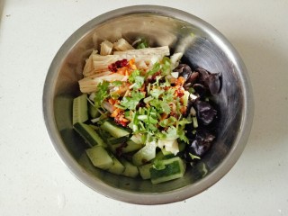 黄瓜拌腐竹,加入香菜碎搅拌均匀