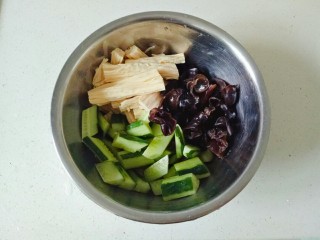 黄瓜拌腐竹,准备好的食材放入大碗中