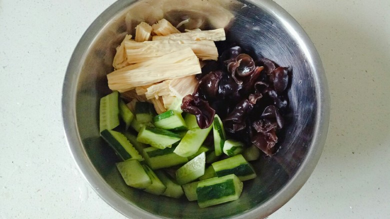 黄瓜拌腐竹,准备好的食材放入大碗中