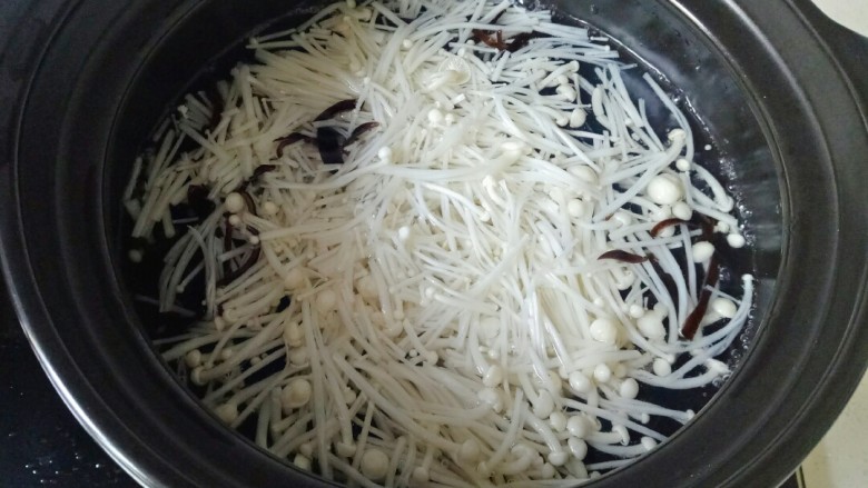 金针菇豆腐汤,加入金针菇