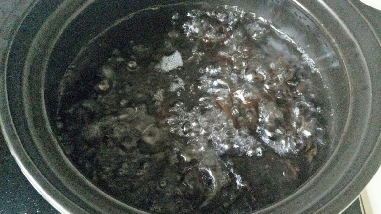 金针菇豆腐汤,锅中加入两碗清水煮开，加入木耳丝