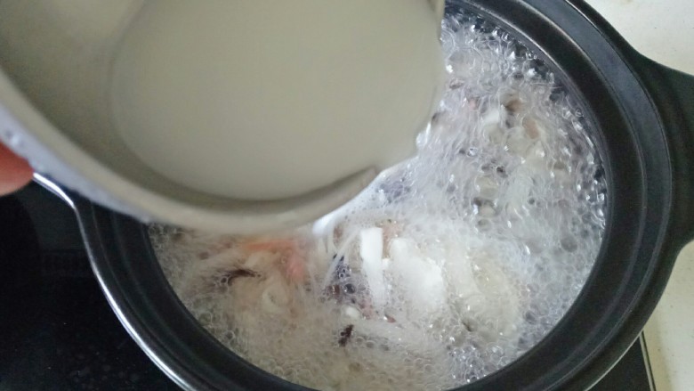 金针菇豆腐汤,加入水淀粉