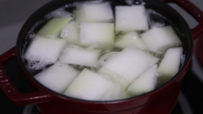 冬瓜薏米汤,接着放入冬瓜，大火煮开后小火煲约2小时