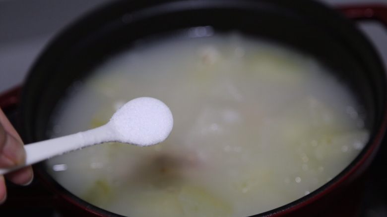 冬瓜薏米汤,煲至所以材料软熟，汤色乳白后调入盐