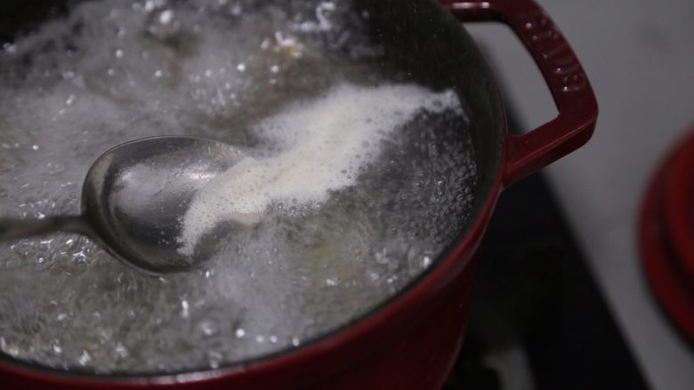 冬瓜薏米汤,煮开后还是会有一些浮沫，用勺子撇干净