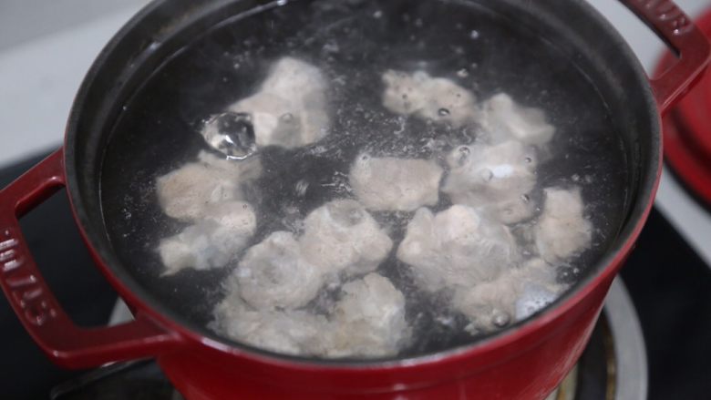 冬瓜薏米汤,将排骨放入汤锅中，注入足量水煮开