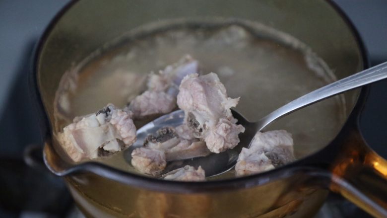 冬瓜薏米汤,煮开后撇去浮沫捞出
