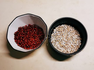 红豆薏米糊,红豆和薏米择洗干净