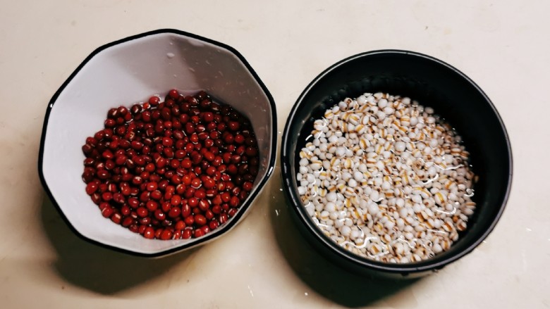 红豆薏米糊,红豆和薏米择洗干净