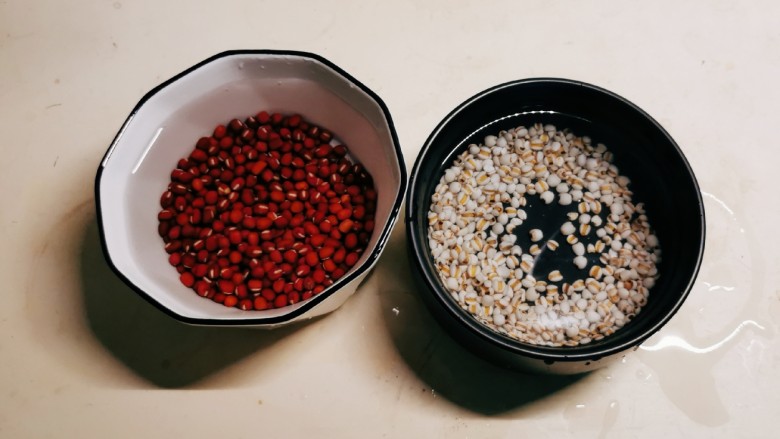 红豆薏米糊,加入清水浸泡2个小时