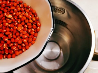 红豆薏米糊,取出豆浆机，放入红豆。