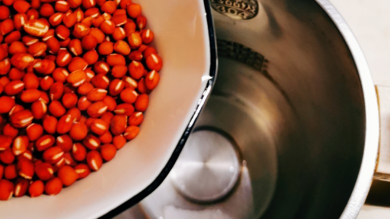 红豆薏米糊,取出豆浆机，放入红豆。
