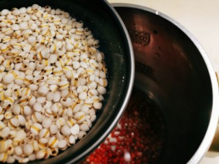 红豆薏米糊,放入薏米。