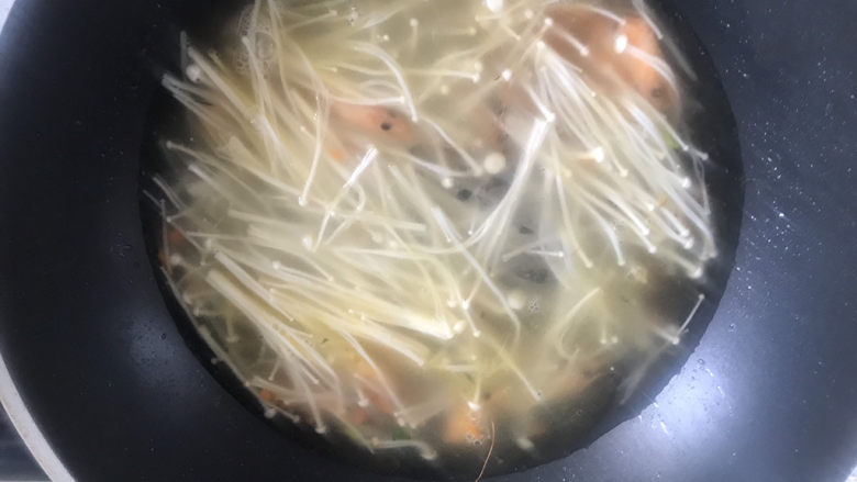 金针菇豆腐汤,加入适量的清水盖上锅盖大火煮开