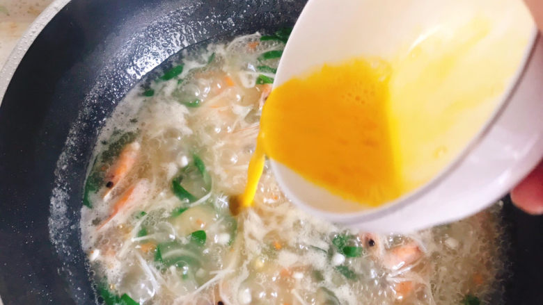 金针菇豆腐汤,淋入鸡蛋液