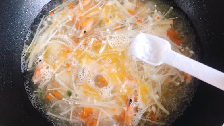 金针菇豆腐汤,加入适量的盐调味