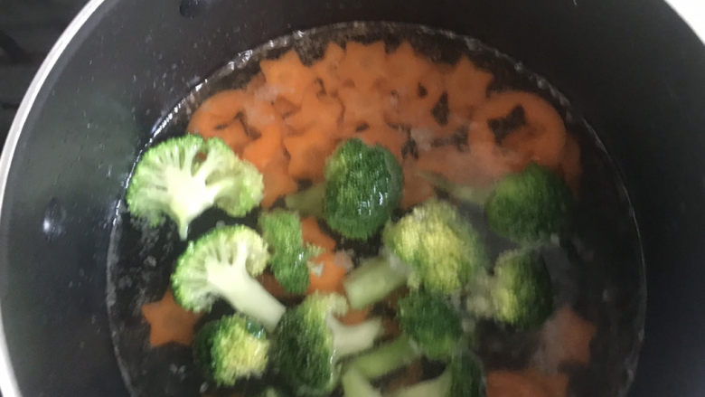 胡萝卜炒虾仁,锅中烧水，加入适量的盐和油，水开下入西兰花和胡萝卜焯水30秒